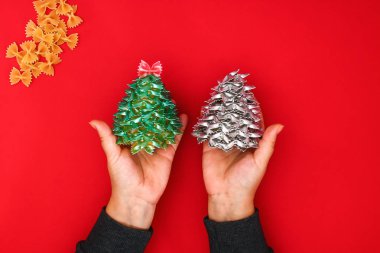 Nasıl bir Noel ağacı pişmemiş makarna yapmak yay. Noel ağaçları makarna, karton tabak, sıcak tutkal ve boya veya sprey yapma süreci. Kılavuz, resmi için adım. El yapımı, DIY