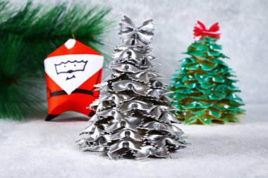Noel ağacı pişmemiş makarna yay. Noel ağaçları makarna, karton tabak, sıcak tutkal ve boya veya sprey yapmak. El yapımı, DIY. Noel dekor el sanatları