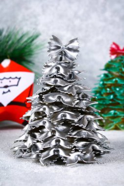Noel ağacı pişmemiş makarna yay. Noel ağaçları makarna, karton tabak, sıcak tutkal ve boya veya sprey yapmak. El yapımı, DIY. Noel dekor el sanatları