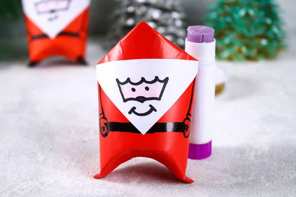 Рождественский Санта Клаус Сделан Туалетной Бумаги Цветной Бумаги Маркера Клея — стоковое фото