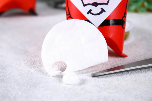 Weihnachtsmann Aus Toilettenpapier Buntem Papier Filzstift Kleber Angelschnur Und Baumwollkissen — Stockfoto