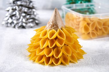 Nasıl bir Noel ağacı pişmemiş makarna conchiglie üzerinden yapmak. Noel ağaçları makarna, karton tabak, sıcak tutkal ve boya veya sprey yapma süreci. Kılavuz, resmi için adım. El yapımı, DIY