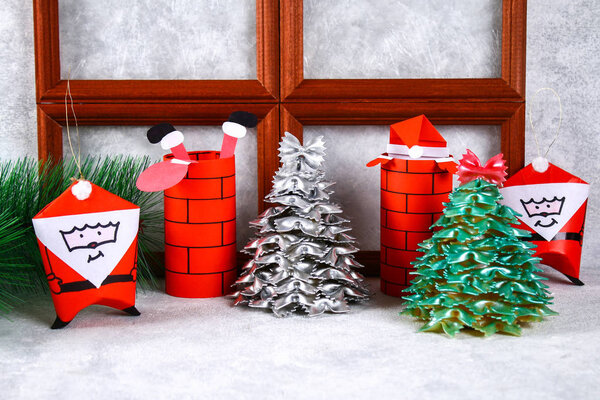 Рождественский Санта-Клаус в дымоходе из туалетной бумаги, цветной бумаги, маркера, клея, удочки и хлопчатобумажной площадки. Самодельная игрушка на елке. Руководство ручной работы, шаг за шагом. Рождественские украшения
