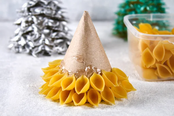 Nasıl bir Noel ağacı pişmemiş makarna conchiglie üzerinden yapmak. Noel ağaçları makarna, karton tabak, sıcak tutkal ve boya veya sprey yapma süreci. Kılavuz, resmi için adım. El yapımı, DIY