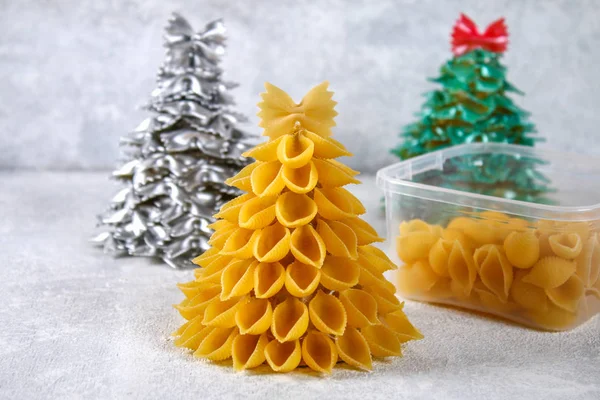 Nasıl bir Noel ağacı pişmemiş makarna conchiglie üzerinden yapmak. Noel ağaçları makarna, karton tabak, sıcak tutkal ve boya veya sprey yapma süreci. Kılavuz, resmi için adım. El yapımı, DIY