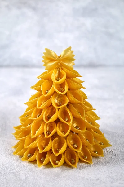 Nasıl bir Noel ağacı pişmemiş makarna conchiglie üzerinden yapmak. Noel ağaçları makarna, karton tabak, sıcak tutkal ve boya veya sprey yapma süreci. Kılavuz, resmi için adım. El yapımı, DIY