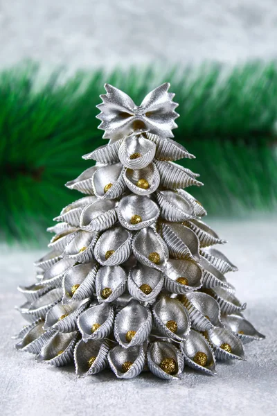 Nasıl bir Noel ağacı pişmemiş makarna conchiglie üzerinden yapmak. Noel ağaçları makarna, karton tabak, sıcak tutkal ve boya veya sprey yapma süreci. Kılavuz, resmi için adım. El yapımı, DIY