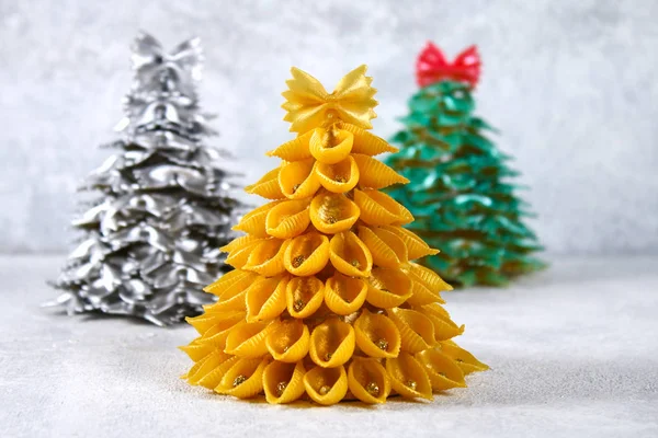 Hoe Maak Een Kerstboom Van Ruwe Pasta Conchiglie Het Proces Rechtenvrije Stockfoto's