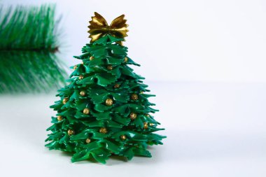 Noel ağacı pişmemiş makarna yay. Noel ağaçları makarna, karton tabak, sıcak tutkal ve boya veya sprey yapmak. El yapımı, DIY. Noel dekor el sanatları