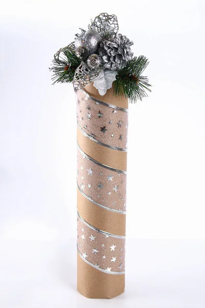 クリスマスのためのアルコールのギフト ラップ ボトルそれを自分で行います クラフト紙 リボン ビーズ クリスマスの装飾のボトルの包装 Diy のステップ ステップ — ストック写真