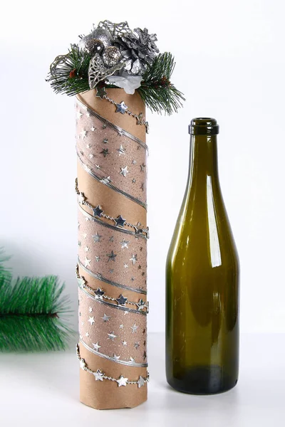 クリスマスのためのアルコールのギフト ラップ ボトルそれを自分で行います クラフト紙 リボン ビーズ クリスマスの装飾のボトルの包装 Diy のステップ ステップ — ストック写真