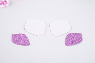 DIY, tek boynuzlu at. Nasıl bir Noel top oyuncak üzerinden bir tek boynuzlu at yapmak. Adım adım kılavuz fotoğraf. Yılbaşı ağacı süsleri