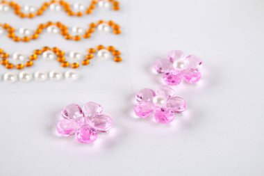 DIY, tek boynuzlu at. Nasıl bir Noel top oyuncak üzerinden bir tek boynuzlu at yapmak. Adım adım kılavuz fotoğraf. Yılbaşı ağacı süsleri