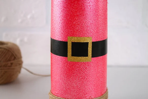 DIY fles Santa. Gids op de foto hoe maak je de inrichting van de fles in de vorm van de Kerstman van rode verf of papier en hennep touw. Handgemaakte het decor. Geschenkverpakking — Stockfoto