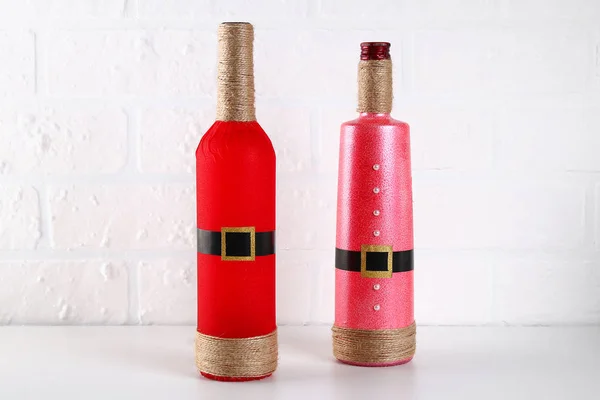Diy ボトル サンタ。写真の赤い塗料や紙、麻縄のサンタ クロースの形のボトルの装飾を作る方法をガイドします。手作りのインテリア。ギフト包装 — ストック写真