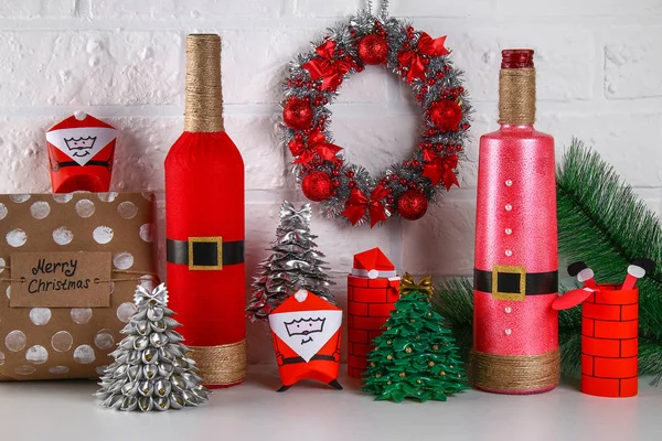 Noel DIY şişe. Resmi için Noel Baba kırmızı boya veya kağıt ve kenevir halat şeklinde şişe dekoru yapmak nasıl Kılavuzu. El yapımı dekor. Hediye paketleri — Stok fotoğraf