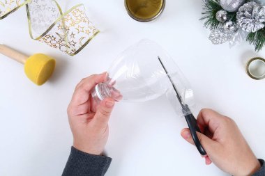Bir plastik şişe DIY altın çan. Fotoğrafta bir şişe, kağıt ve bir Noel top kendi elleriyle dekoratif bir çan yapmak nasıl Kılavuzu. El yapımı Noel dekor. Üstten görünüm. Adım adım