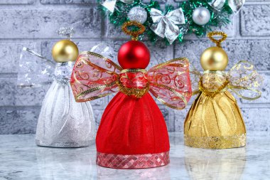 DIY melek plastik şişe. Fotoğrafta bir şişe, kendinden yapışkanlı parlak kağıt, şerit ve kendi elleriyle bir Noel top dekoratif bir melek yapmak nasıl Kılavuzu. El yapımı. Adım adım