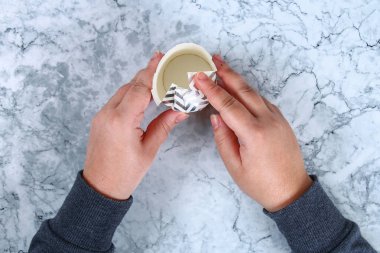 DIY Noel hediye. Nasıl bir karton Kupası hatmi ile bir güzel sürpriz hediye yapmak. Adım adım, atölye