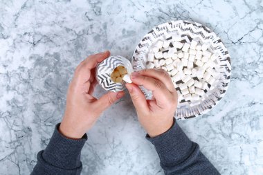 DIY Noel hediye. Nasıl bir karton Kupası hatmi ile bir güzel sürpriz hediye yapmak. Adım adım, atölye