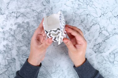 DIY Noel hediye paketi. Nasıl Noel kurabiyeleri ile bir karton tabak bir güzel hediye sürpriz yapmak. Adım adım, atölye