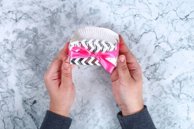 DIY Noel hediye paketi. Nasıl Noel kurabiyeleri ile bir karton tabak bir güzel hediye sürpriz yapmak. Adım adım, atölye