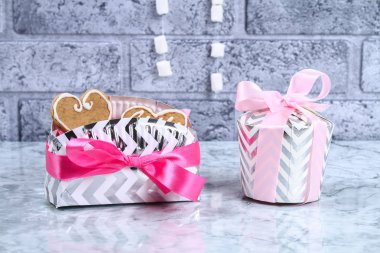 DIY Noel hediye paketi. Nasıl bir güzel sürpriz hediye karton tabak ve bardak yapmak. Adım adım, atölye. Tablo için Noel dekor