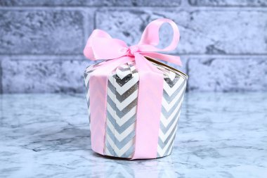 DIY Noel hediye paketi. Nasıl bir güzel sürpriz hediye karton tabak ve bardak yapmak. Adım adım, atölye. Tablo için Noel dekor