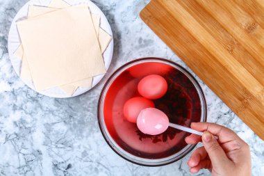 DIY domuz yumurtadan. Atölye nasıl bir domuz bir haşlanmış yumurta üzerinden yapmak boyalı içinde suyu pancar doldurma ile doldurulmuş. Noel ve yeni yıl masada meze. Üstten görünüm. Çocuk için yaratıcı dekoratif yemek. Domuz.