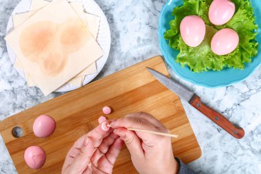 DIY domuz yumurtadan. Atölye nasıl bir domuz bir haşlanmış yumurta üzerinden yapmak boyalı içinde suyu pancar doldurma ile doldurulmuş. Noel ve yeni yıl masada meze. Üstten görünüm. Çocuk için yaratıcı dekoratif yemek. Domuz.