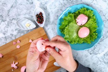 DIY domuz yumurtadan. Atölye nasıl bir domuz bir haşlanmış yumurta üzerinden yapmak boyalı içinde suyu pancar doldurma ile doldurulmuş. Noel ve yeni yıl masada meze. Üstten görünüm. Çocuk için yaratıcı dekoratif yemek. Domuz.