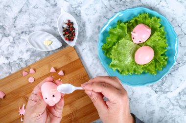 DIY domuz yumurtadan. Atölye nasıl bir domuz bir haşlanmış yumurta üzerinden yapmak boyalı içinde suyu pancar doldurma ile doldurulmuş. Noel ve yeni yıl masada meze. Üstten görünüm. Çocuk için yaratıcı dekoratif yemek. Domuz.