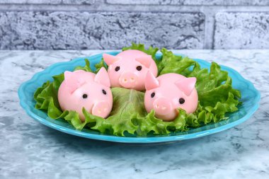 DIY domuz yumurtadan. Atölye nasıl bir domuz bir haşlanmış yumurta üzerinden yapmak boyalı içinde suyu pancar doldurma ile doldurulmuş. Noel ve yeni yıl masada meze. Üstten görünüm. Çocuk için yaratıcı dekoratif yemek. Domuz.