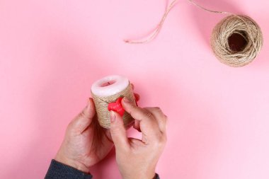 Diy. Sevgililer Günü için mum. 14 Şubat 'ta mumlar, sicim ve kalplerden kendi ellerinle dekore et. Üst Manzara. Fotoğrafa atölye çalışması, adım adım. El işi.