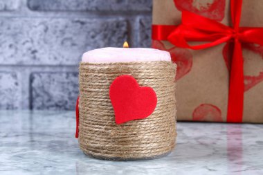 DIY dekor Şubat 14. Bir hediye ve bir mum Sevgililer günü-it-Yourself için