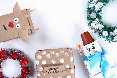 Noel düzeni. Orijinal ambalajında beyaz bir arka plan üzerinde DIY hediye. Yeni yıl 2019, Yeniyıl, kış konsepti. Kopyalama alanı, tov görünümü, düz lay