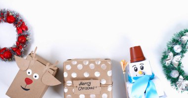 Noel düzeni. Orijinal ambalajında beyaz bir arka plan üzerinde DIY hediye. Yeni yıl 2019, Yeniyıl, kış konsepti. Kopyalama alanı, tov görünümü, düz lay