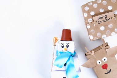 Noel düzeni. Orijinal ambalajında beyaz bir arka plan üzerinde DIY hediye. Yeni yıl 2019, Yeniyıl, kış konsepti. Kopyalama alanı, tov görünümü, düz lay