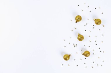 Noel düzeni. Beyaz bir arka plan üzerinde Noel ağacı üzerinde yıldız ve oyuncak top şeklinde altın konfeti. Yeni yıl 2019, Yeniyıl, kış konsepti. Kopyalama alanı, tov görünümü, düz yatıyordu kompozisyon