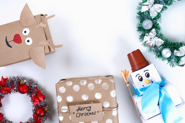 Noel düzeni. Orijinal ambalajında beyaz bir arka plan üzerinde DIY hediye. Yeni yıl 2019, Yeniyıl, kış konsepti. Kopyalama alanı, tov görünümü, düz lay