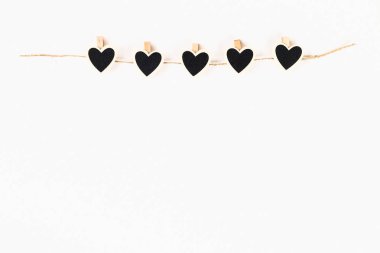 Sevgililer günü düzen. Siyah tebeşir beyaz zemin üzerine Jüt Sicim üzerinde ahşap clothespins kalpler panoları. St Sevgililer günü, gün aşk, 14 Şubat kavramı. Kopyalama alanı, üstten görünüm, düz yatıyordu kompozisyon