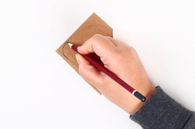 Karton, iplik beyaz zemin üzerine kırmızı el yapımı DIY kalpler yaptım. Hediye fikirleri Sevgililer günü, gün aşk, 14 Şubat kavramı. Adım adım. el sanatları işlemek. Sevgililer günü kartı