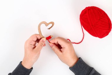 Karton, iplik beyaz zemin üzerine kırmızı el yapımı DIY kalpler yaptım. Hediye fikirleri Sevgililer günü, gün aşk, 14 Şubat kavramı. Adım adım. el sanatları işlemek. Sevgililer günü kartı