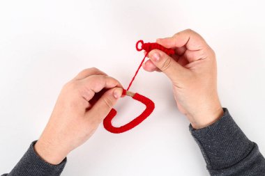 Karton, iplik beyaz zemin üzerine kırmızı el yapımı DIY kalpler yaptım. Hediye fikirleri Sevgililer günü, gün aşk, 14 Şubat kavramı. Adım adım. el sanatları işlemek. Sevgililer günü kartı