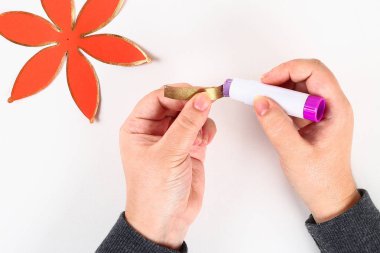 Kırmızı altın el yapımı DIY Çince fener beyaz arka plan üzerinde. Hediye fikirleri, kavramı Çin yeni yılı. Gökyüzü fener. Adım adım. el sanatları işlemek. Adım 6