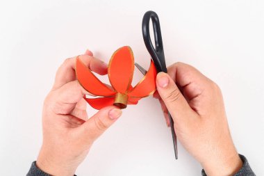 Kırmızı altın el yapımı DIY Çince fener beyaz arka plan üzerinde. Hediye fikirleri, kavramı Çin yeni yılı. Gökyüzü fener. Adım adım. el sanatları işlemek. Üstten görünüm.