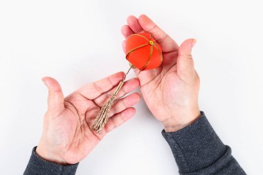 Kırmızı altın el yapımı DIY Çince fener beyaz arka plan üzerinde. Hediye fikirleri, kavramı Çin yeni yılı. Gökyüzü fener. Adım adım. el sanatları işlemek. Adım 15