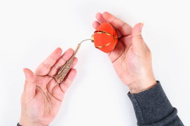 Kırmızı altın el yapımı DIY Çince fener beyaz arka plan üzerinde. Hediye fikirleri, kavramı Çin yeni yılı. Gökyüzü fener. Adım adım. el sanatları işlemek. Üstten görünüm.