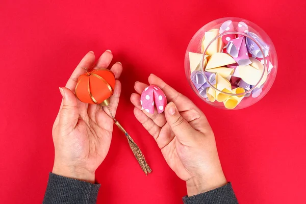 Diy Cookie Med Förutsägelser Röd Bakgrund Presentidéer Inredning För Det — Stockfoto