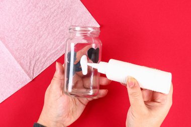 DIY peri kırmızı zemin üzerine kavanoz. Hediye fikirleri, dekor Şubat 14, St Sevgililer günü, seviyorum. El yapımı lambası, gece lambası fener cam kavanoz, peçete, tutkal, glitter. Adım adım. İşlem el sanatları. Üstten görünüm